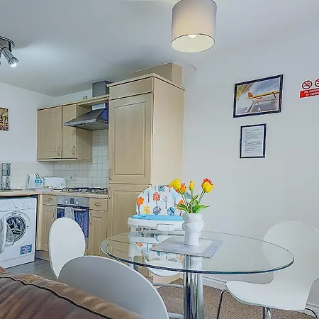 Deluxe 2-Bed Apartment With Free Parking, Netflix & Fast Wifi Farnworth Exterior foto