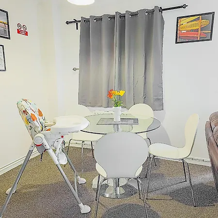 Deluxe 2-Bed Apartment With Free Parking, Netflix & Fast Wifi Farnworth Exterior foto
