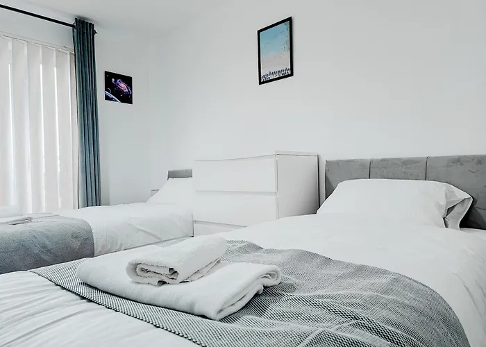 Deluxe 2-Bed Apartment With Free Parking, Netflix & Fast Wifi