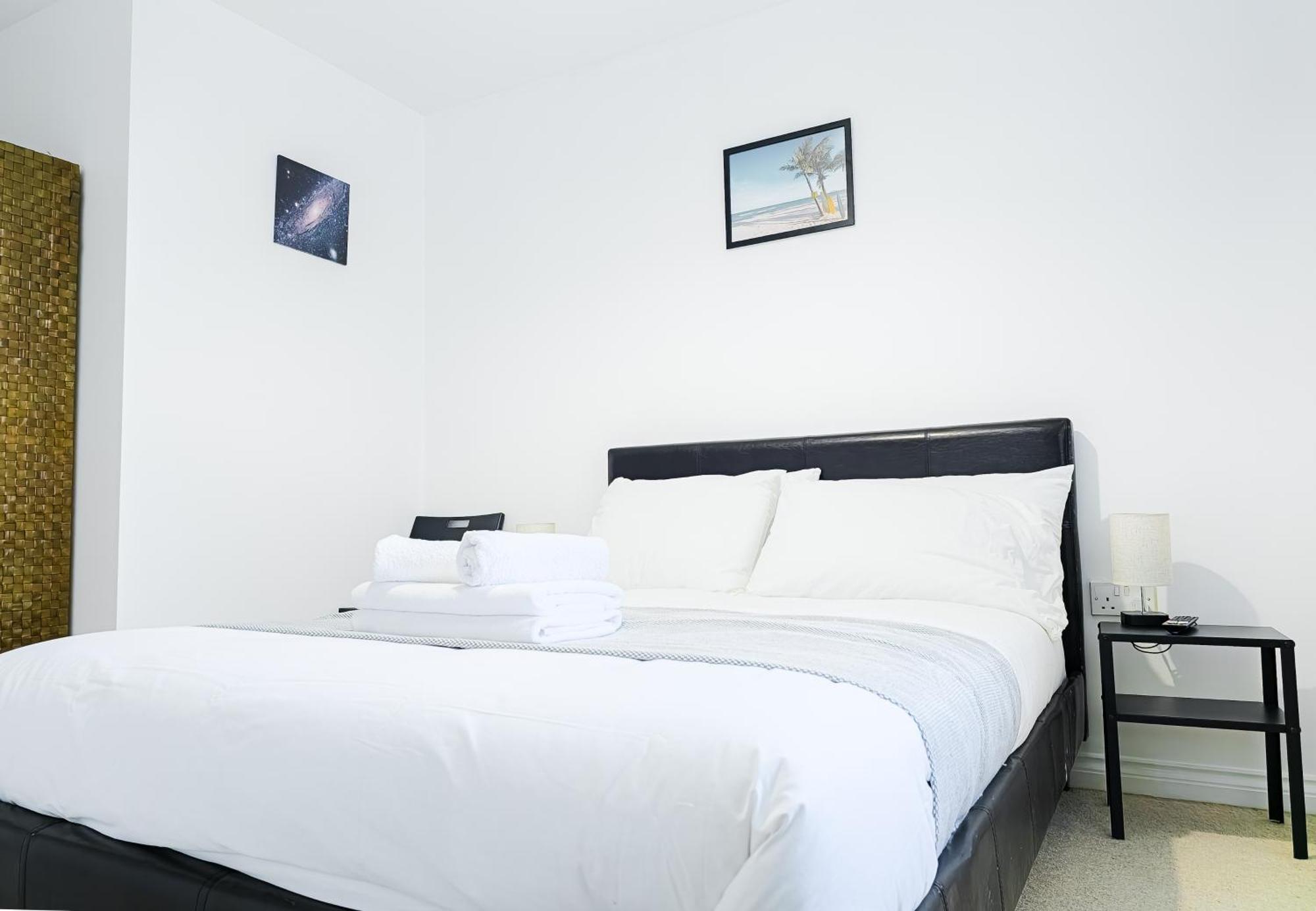 Apartment Deluxe 2-bed With Free Parking, Netflix & Fast Wifi *