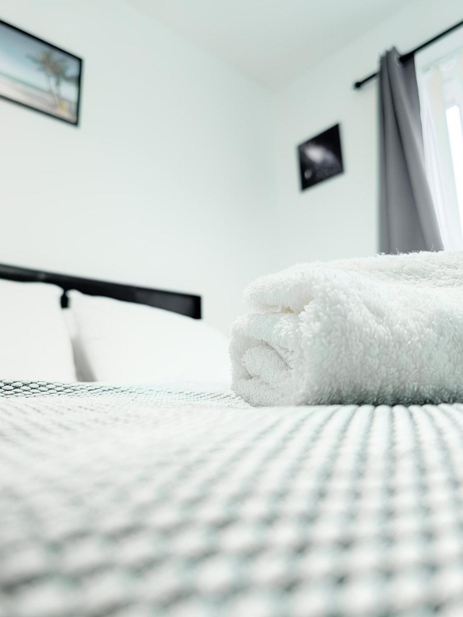 Deluxe 2-bed With Free Parking, Netflix & Fast Wifi *