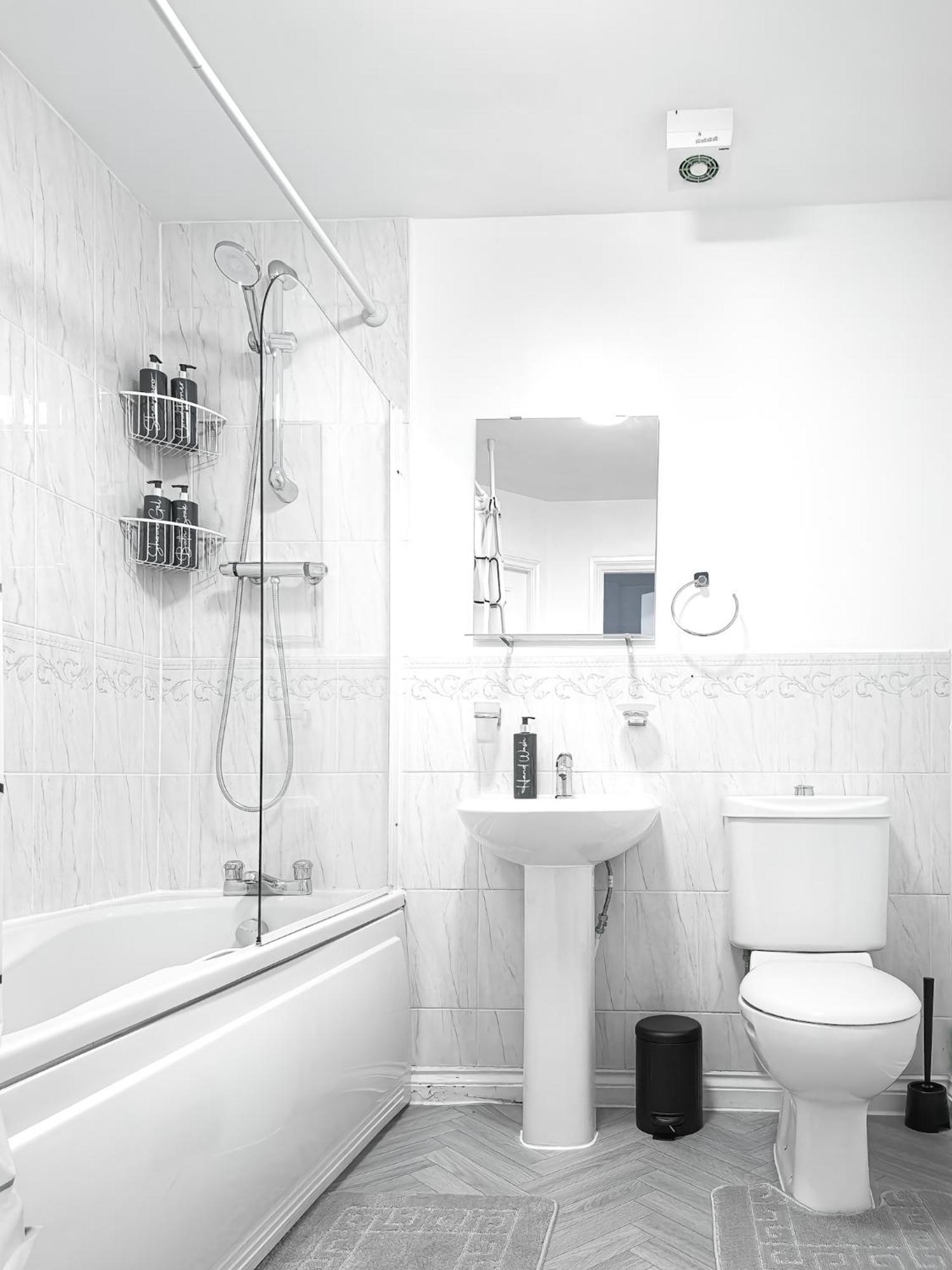 Deluxe 2-bed With Free Parking, Netflix & Fast Wifi Apartment *