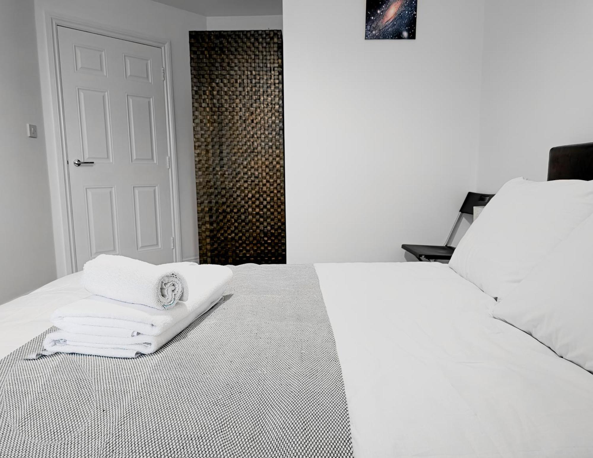 Deluxe 2-bed With Free Parking, Netflix & Fast Wifi Farnworth
