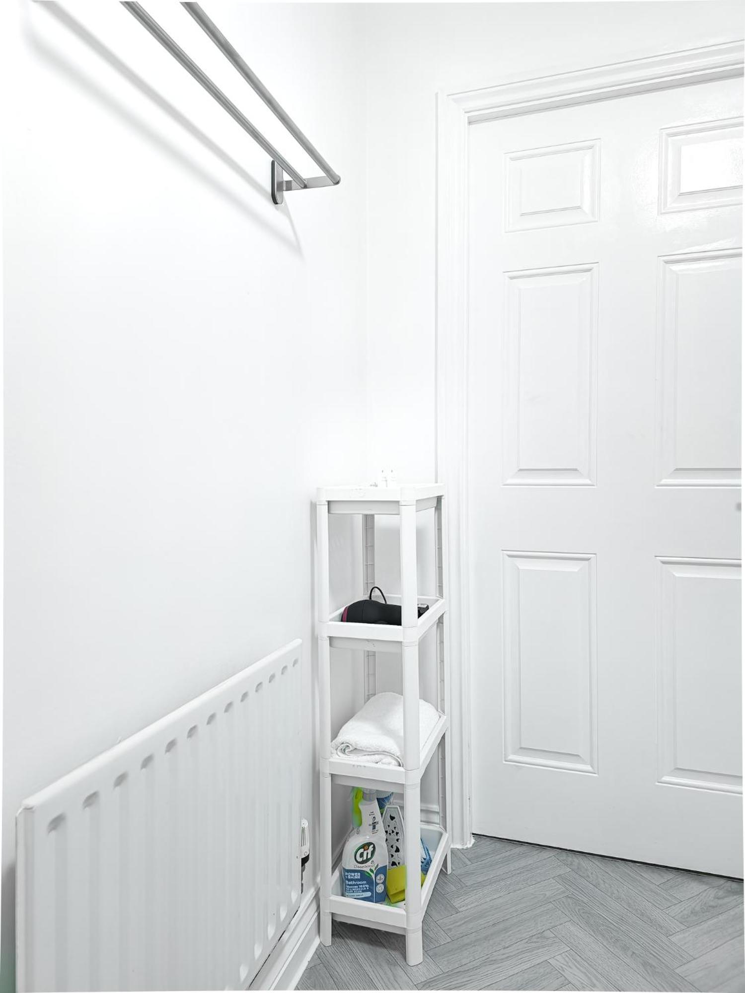 Deluxe 2-bed With Free Parking, Netflix & Fast Wifi Apartment *