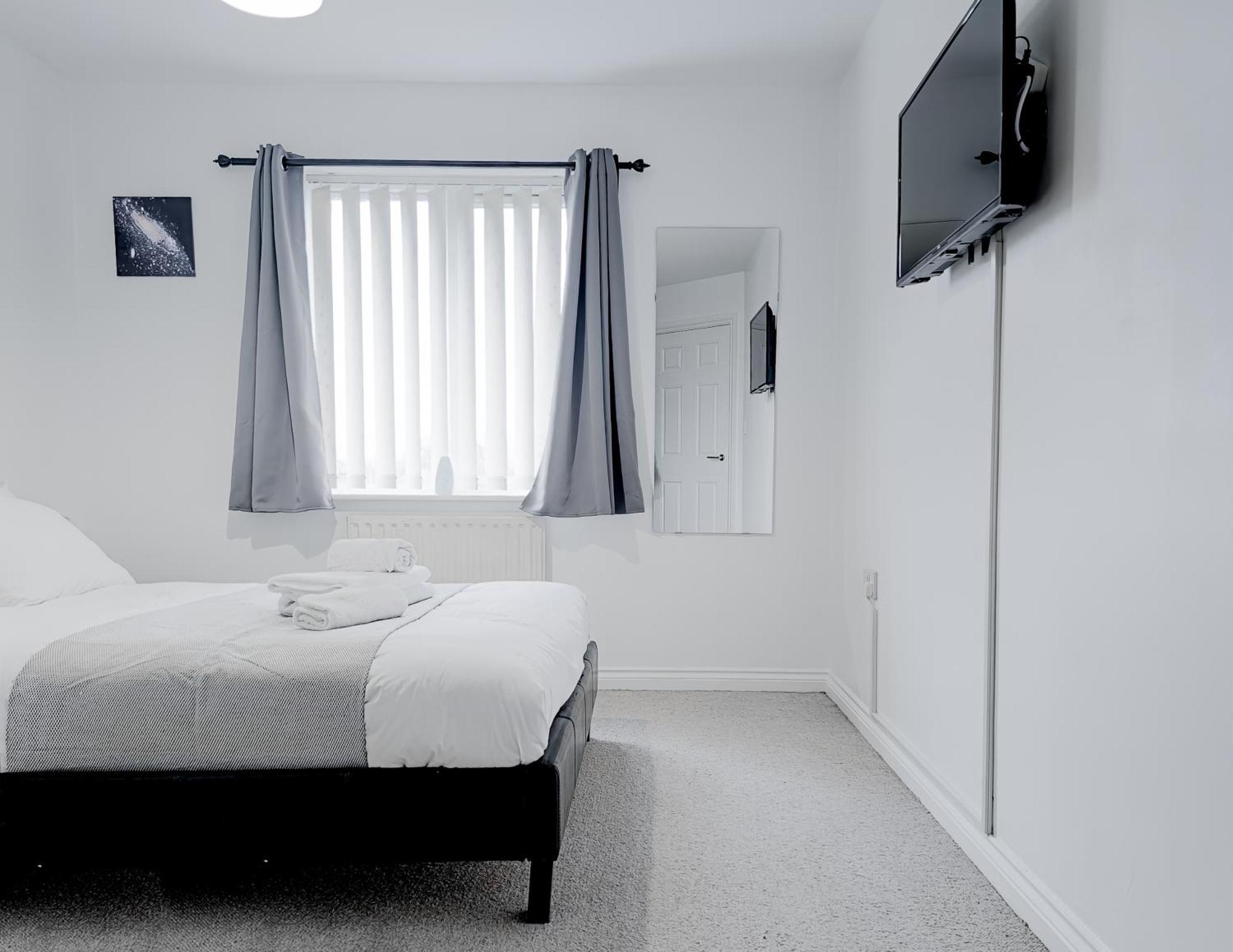 Deluxe 2-bed With Free Parking, Netflix & Fast Wifi Apartment