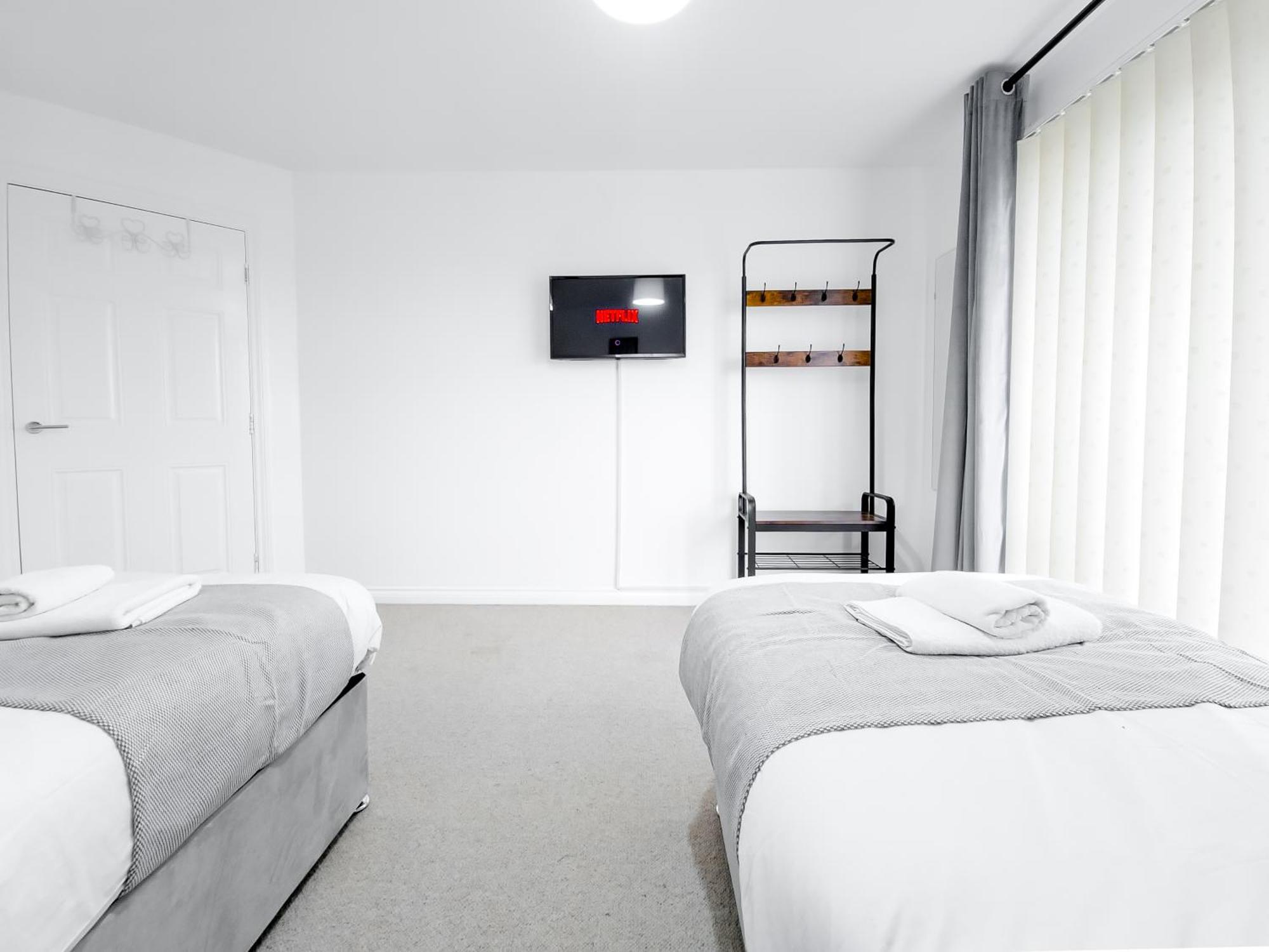 Deluxe 2-bed With Free Parking, Netflix & Fast Wifi *