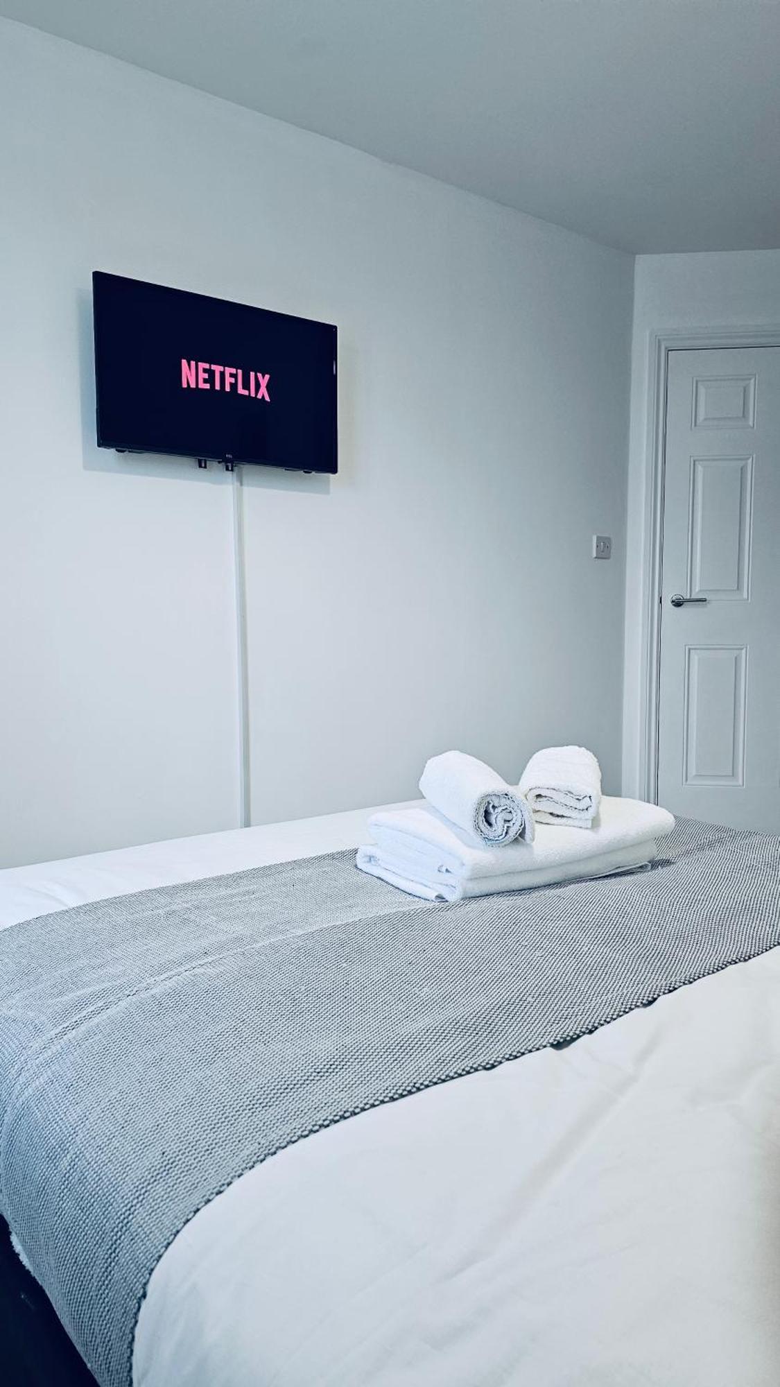 Deluxe 2-bed With Free Parking, Netflix & Fast Wifi * Farnworth