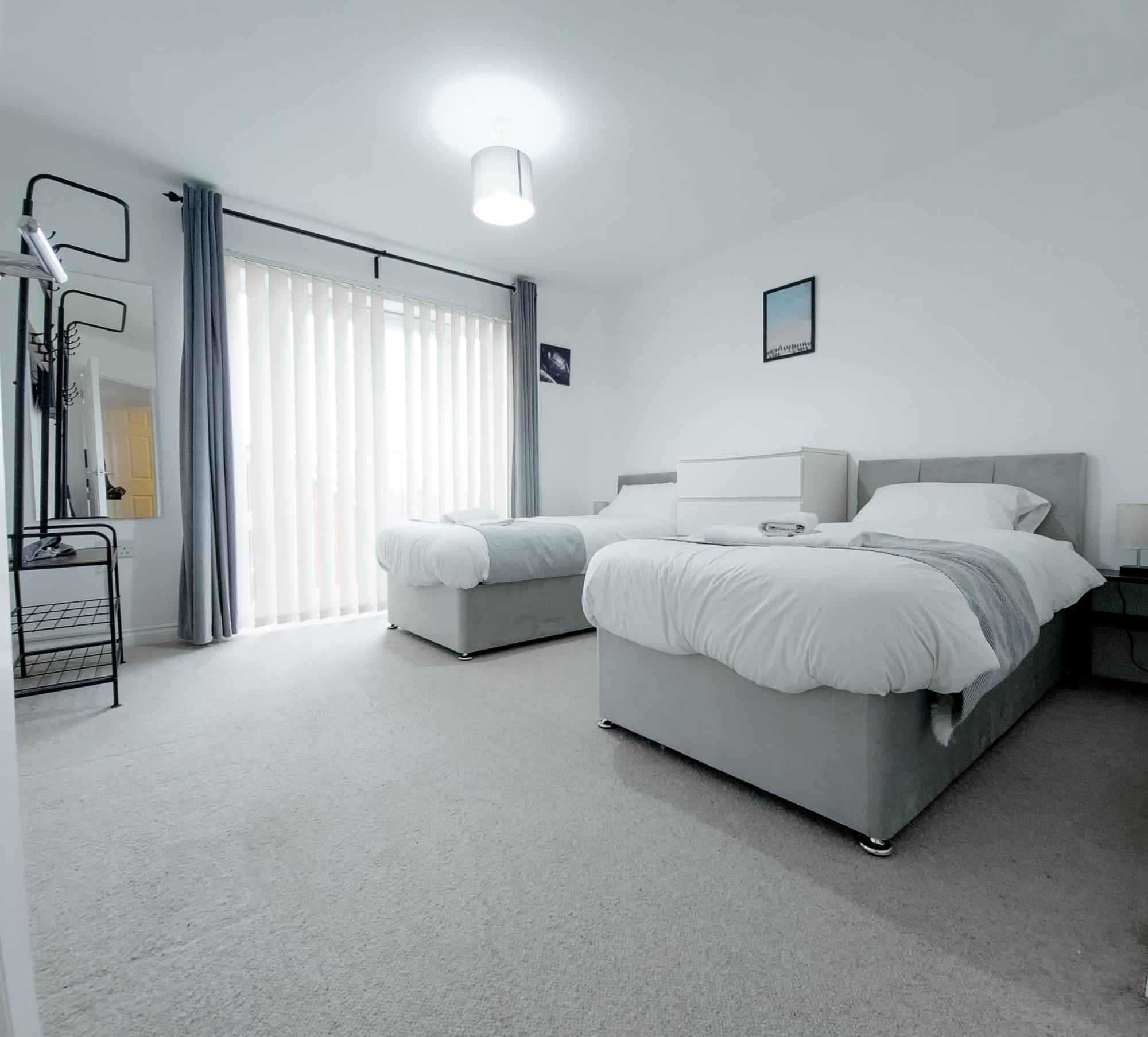 Deluxe 2-bed With Free Parking, Netflix & Fast Wifi Apartment *