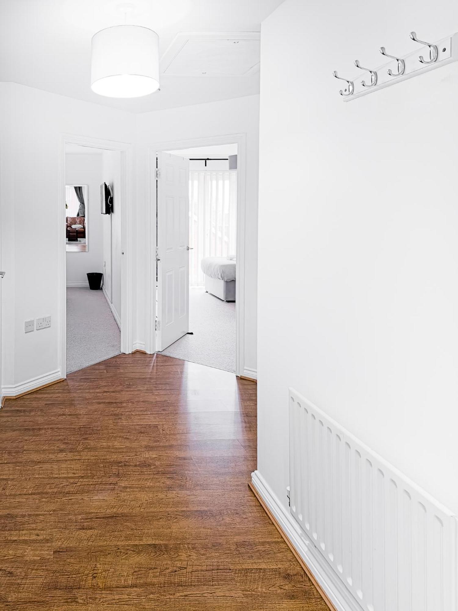 Apartment Deluxe 2-bed With Free Parking, Netflix & Fast Wifi *