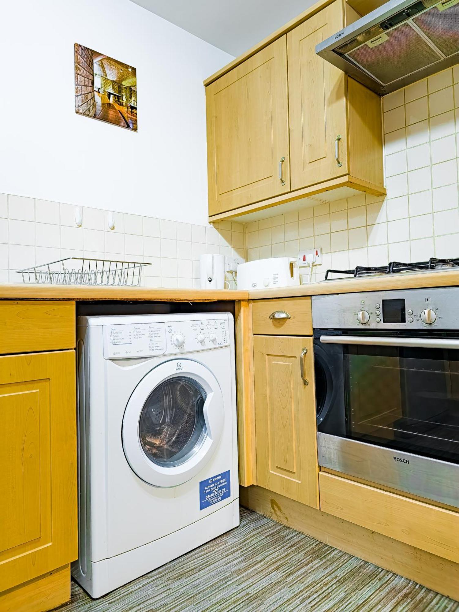 Apartment Deluxe 2-bed With Free Parking, Netflix & Fast Wifi Farnworth