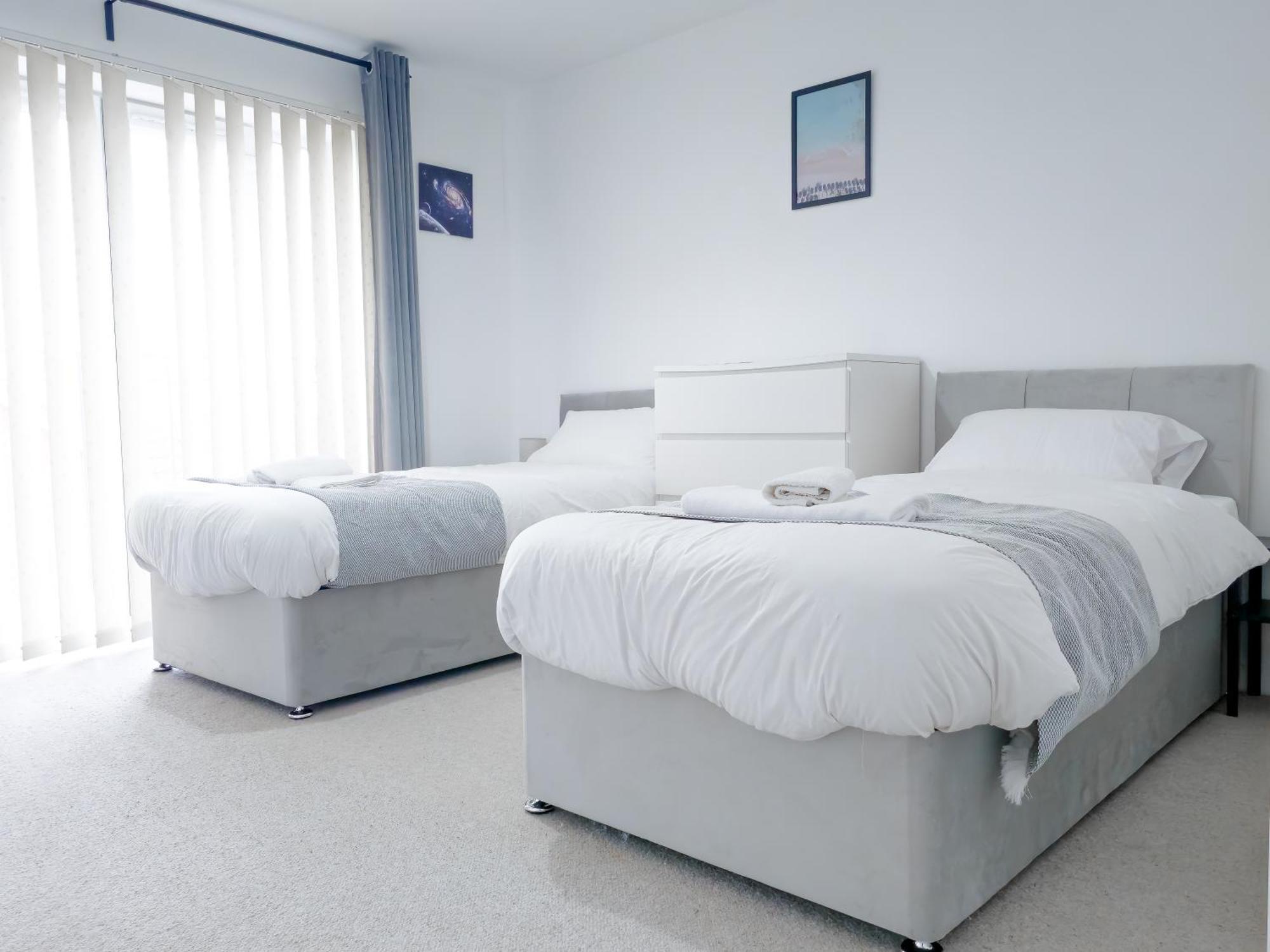 Deluxe 2-bed With Free Parking, Netflix & Fast Wifi *