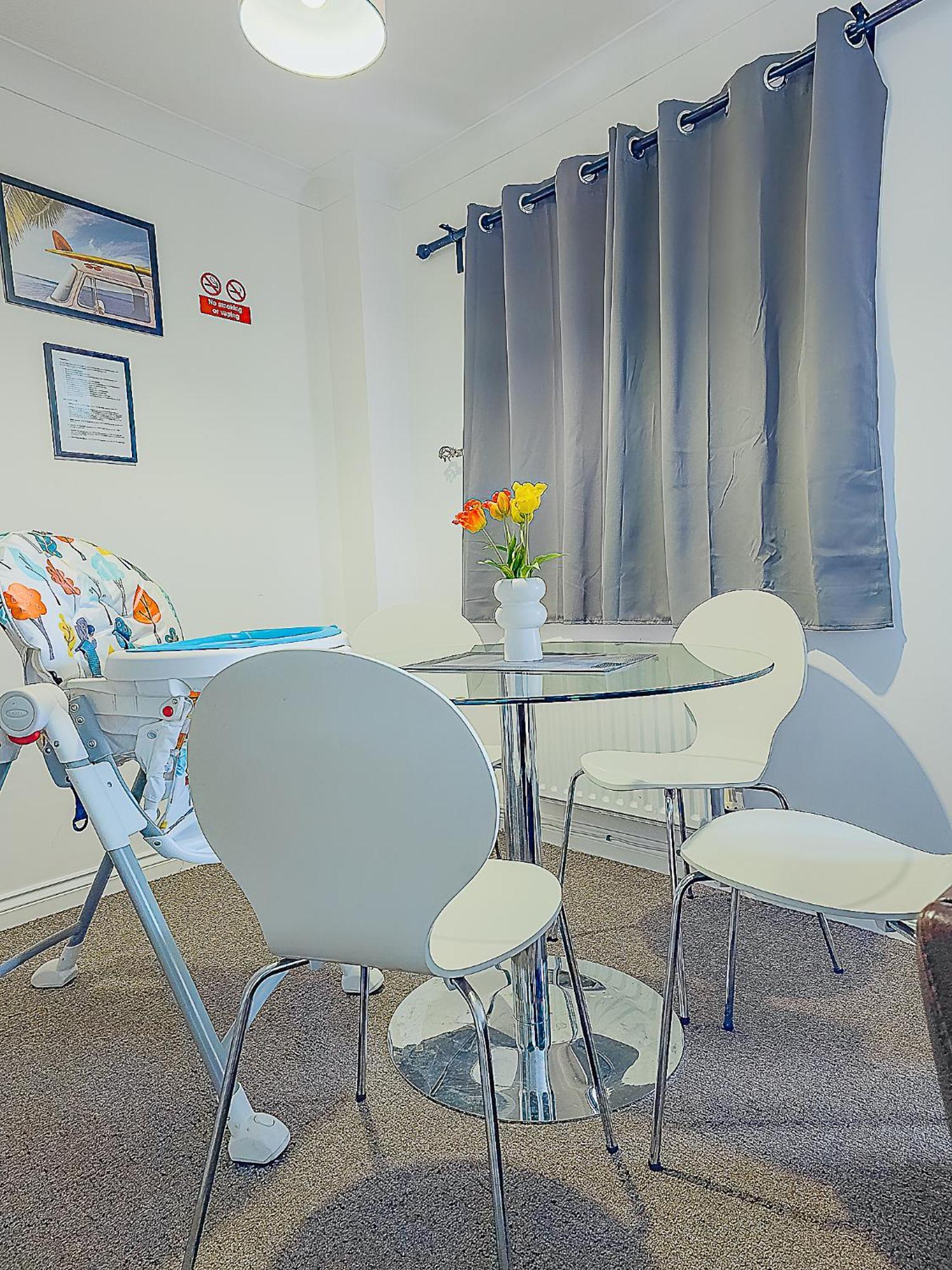 Deluxe 2-bed With Free Parking, Netflix & Fast Wifi * Farnworth